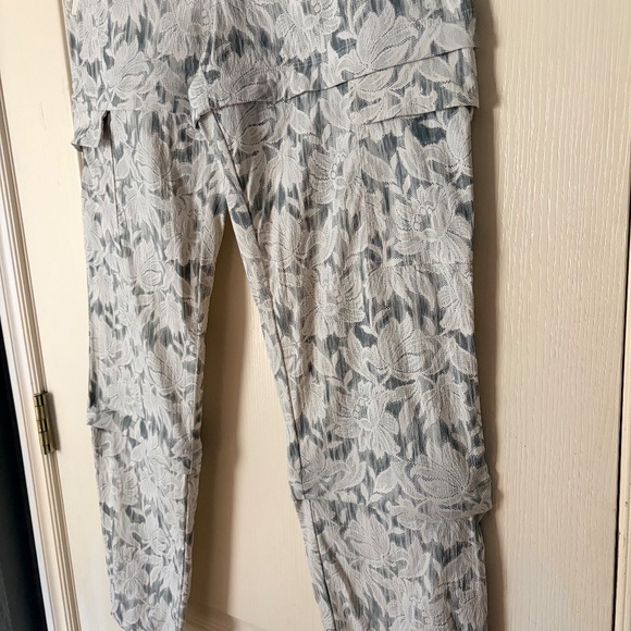 Athleta Trekkie Convertible Hike Pants, Ethereal Bloom Magnolia White, 4 - Picture 7 of 13